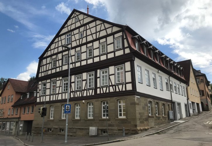 Geräumiges WG-Zimmer in einer Frauen-WG zu vermieten (Zimmer 5.2) Geräumiges WG-Zimmer in einer Frauen-WG zu vermieten (Zimmer 5.2)
